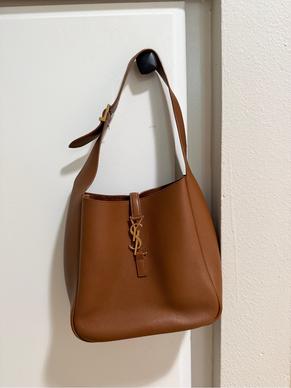 Saint Laurent Le 5 À 7 Supple Small Shoulder Bag in Grained Leather - Picture 2 of 11